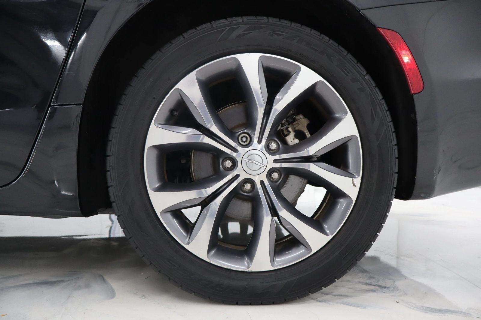 Used 2017 Chrysler Pacifica Limited w/ UConnect Theater Package FWD image 15