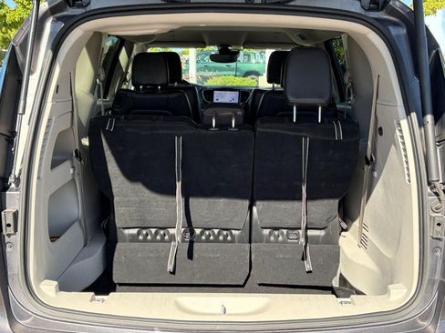 Used 2023 Chrysler Pacifica Touring-L FWD image 32