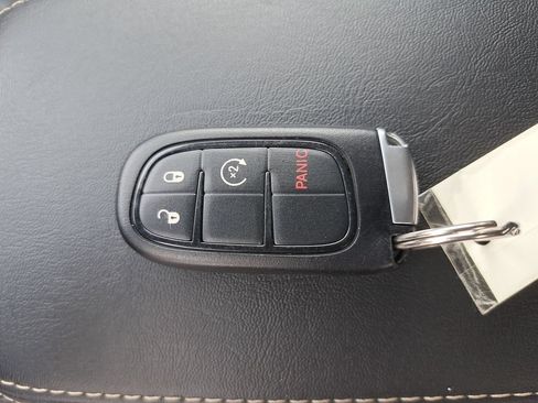 Used 2018 Jeep Cherokee Latitude Plus w/ Cold Weather Group AWD/4WD image 32
