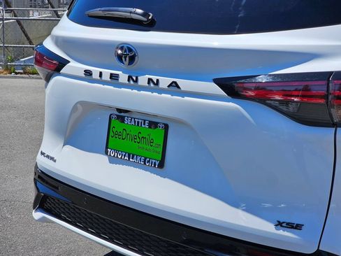 Used 2025 Toyota Sienna XSE AWD/4WD image 14