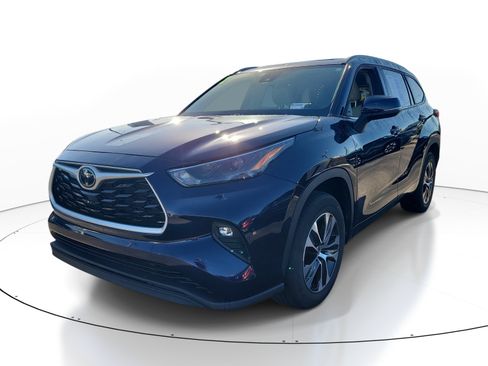 Used 2022 Toyota Highlander XLE FWD image 3