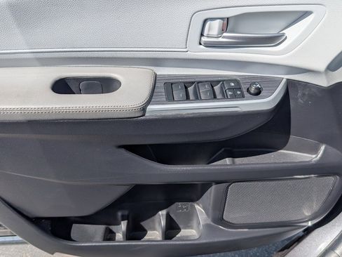 Used 2025 Toyota Sienna XLE FWD image 16