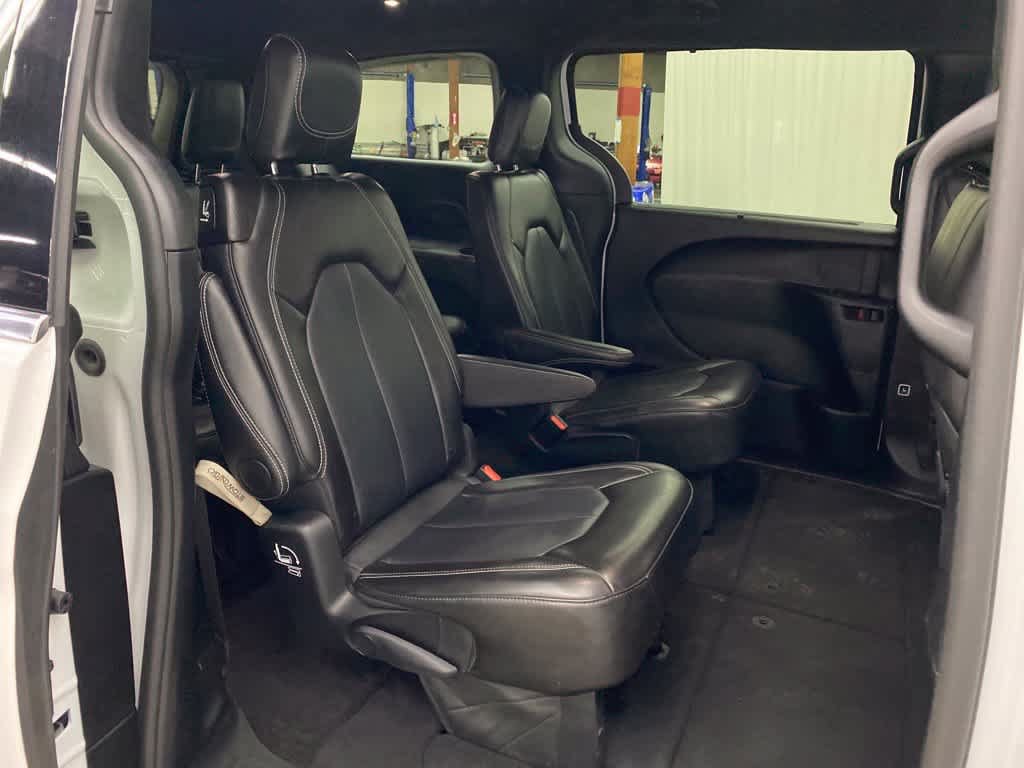 Used 2025 Chrysler Pacifica Select FWD image 16