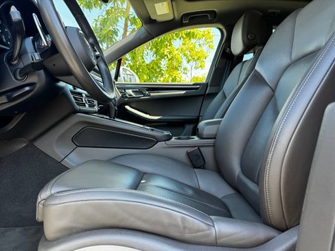 Certified 2024 Porsche Macan AWD/4WD image 4