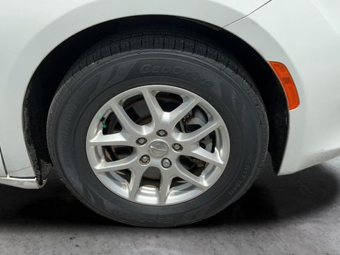 Used 2019 Chrysler Pacifica LX FWD image 15