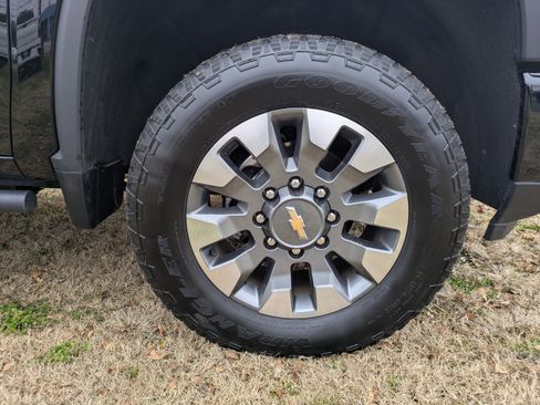 Used 2024 Chevrolet Silverado 2500 Custom image 11