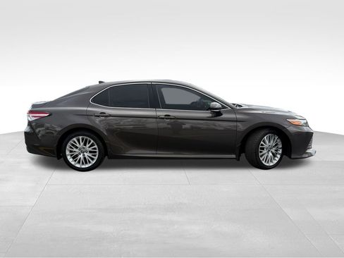 Used 2020 Toyota Camry XLE FWD image 8