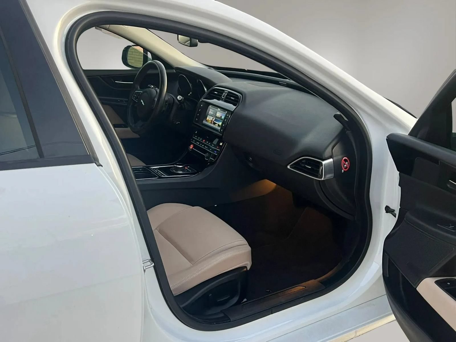 Used 2017 Jaguar XE RWD image 19