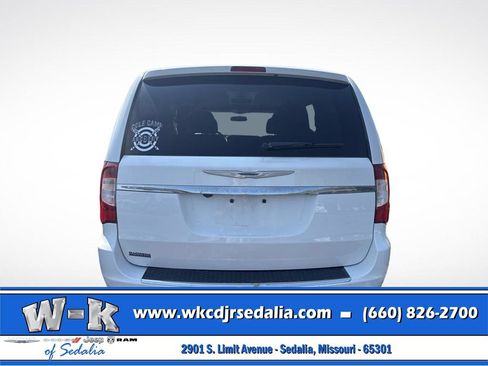 Certified 2016 Chrysler Town & Country Touring FWD image 7