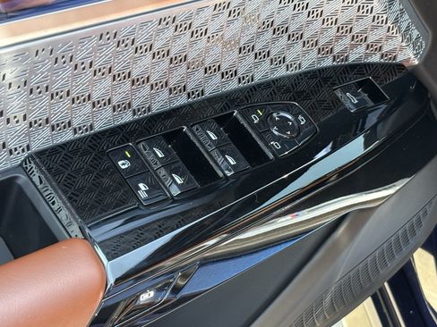 Used 2023 BMW i7 xDrive60 w/ Executive Package 2 AWD/4WD image 15