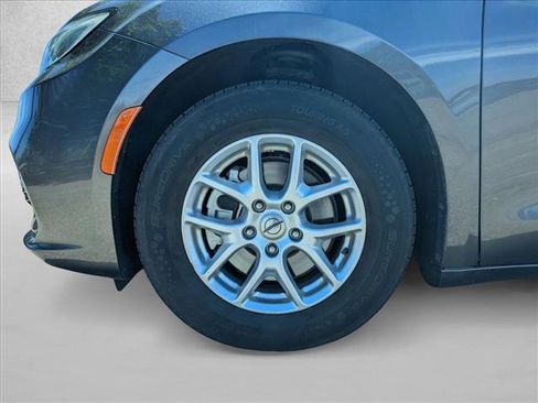 Used 2022 Chrysler Pacifica Touring-L FWD image 15