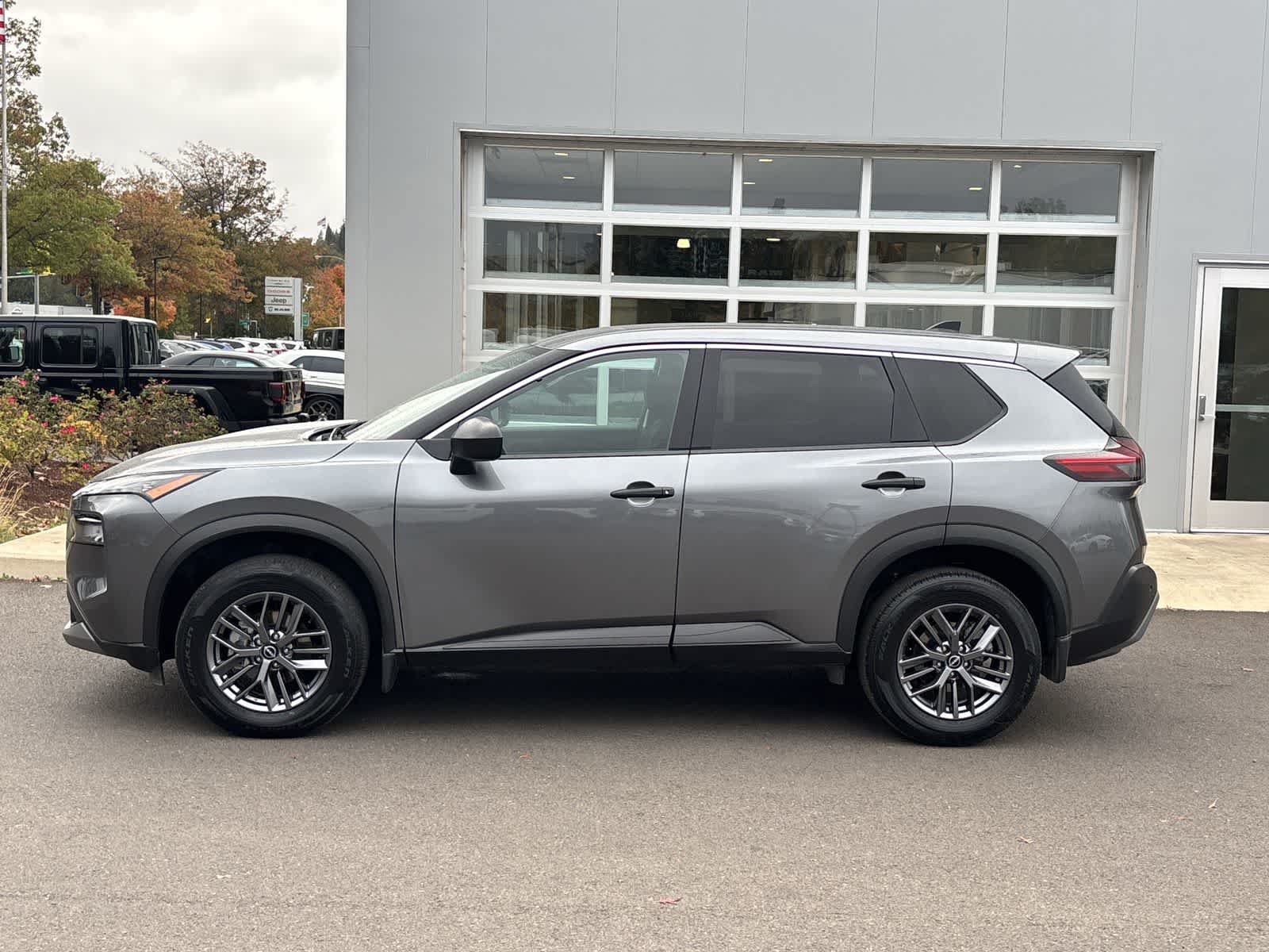 Used 2023 Nissan Rogue S AWD/4WD image 2
