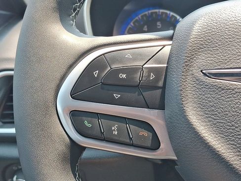 Used 2025 Chrysler Pacifica Select FWD image 9