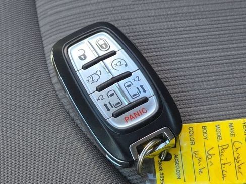 Used 2020 Chrysler Pacifica Touring FWD image 34