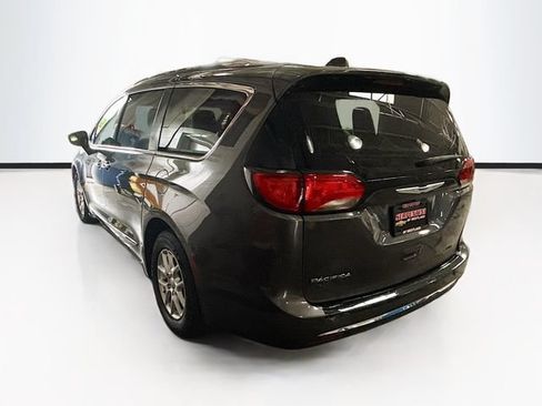 Used 2020 Chrysler Pacifica Touring-L FWD image 8