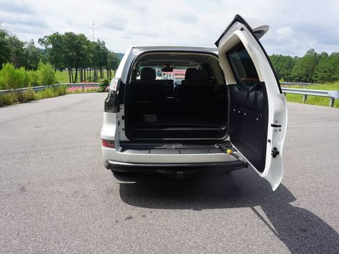Used 2023 Lexus GX 460 Premium w/ Accessory Package AWD/4WD image 18