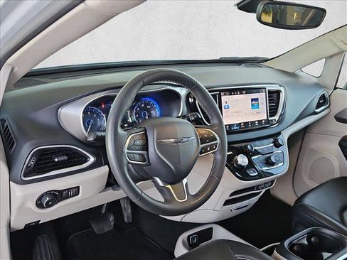 Used 2023 Chrysler Pacifica Touring-L FWD image 23