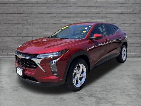 Used 2025 Chevrolet Trax LS w/ LS Convenience Package FWD image 3