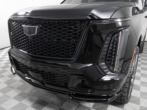 Used 2025 Cadillac Escalade V w/ LPO, ONYX Package image 35