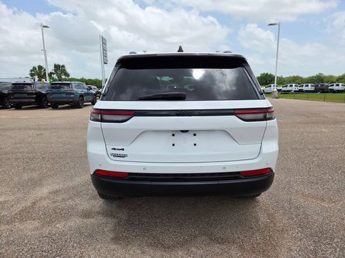 Used 2024 Jeep Grand Cherokee Altitude AWD/4WD image 7