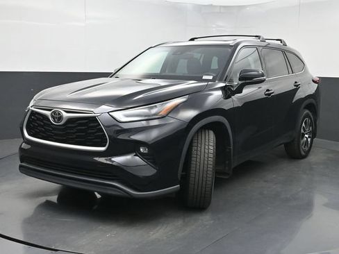 Used 2022 Toyota Highlander XLE AWD/4WD image 5
