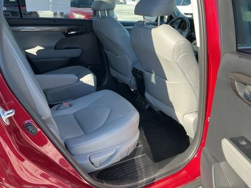 Used 2021 Toyota Highlander Platinum image 28