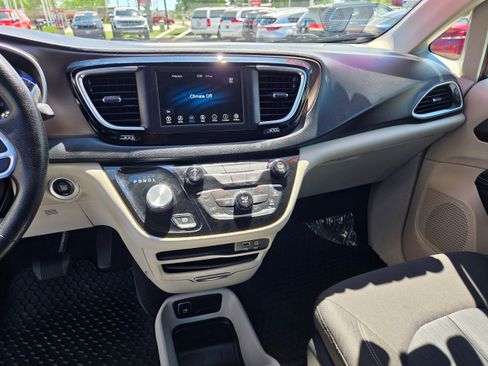 Used 2020 Chrysler Voyager LX FWD image 7