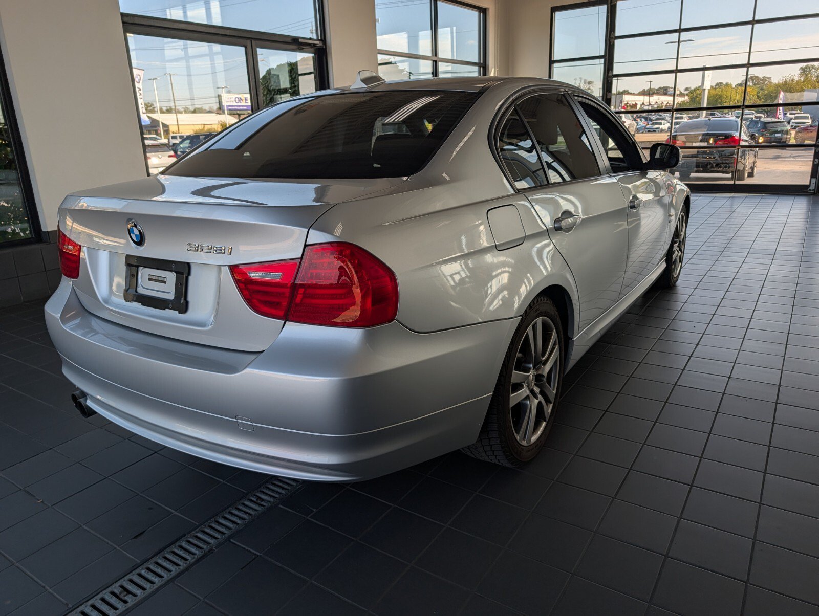 Used 2009 BMW 328i xDrive Sedan AWD/4WD image 2