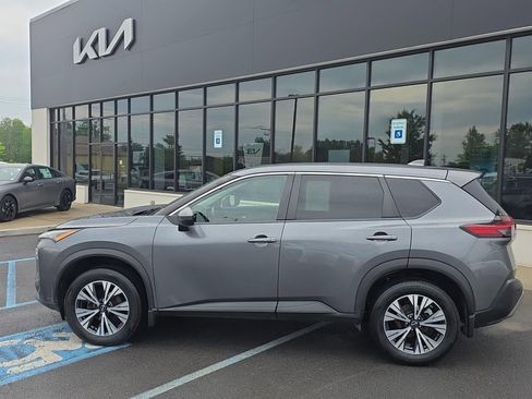 Used 2022 Nissan Rogue SV AWD/4WD image 2