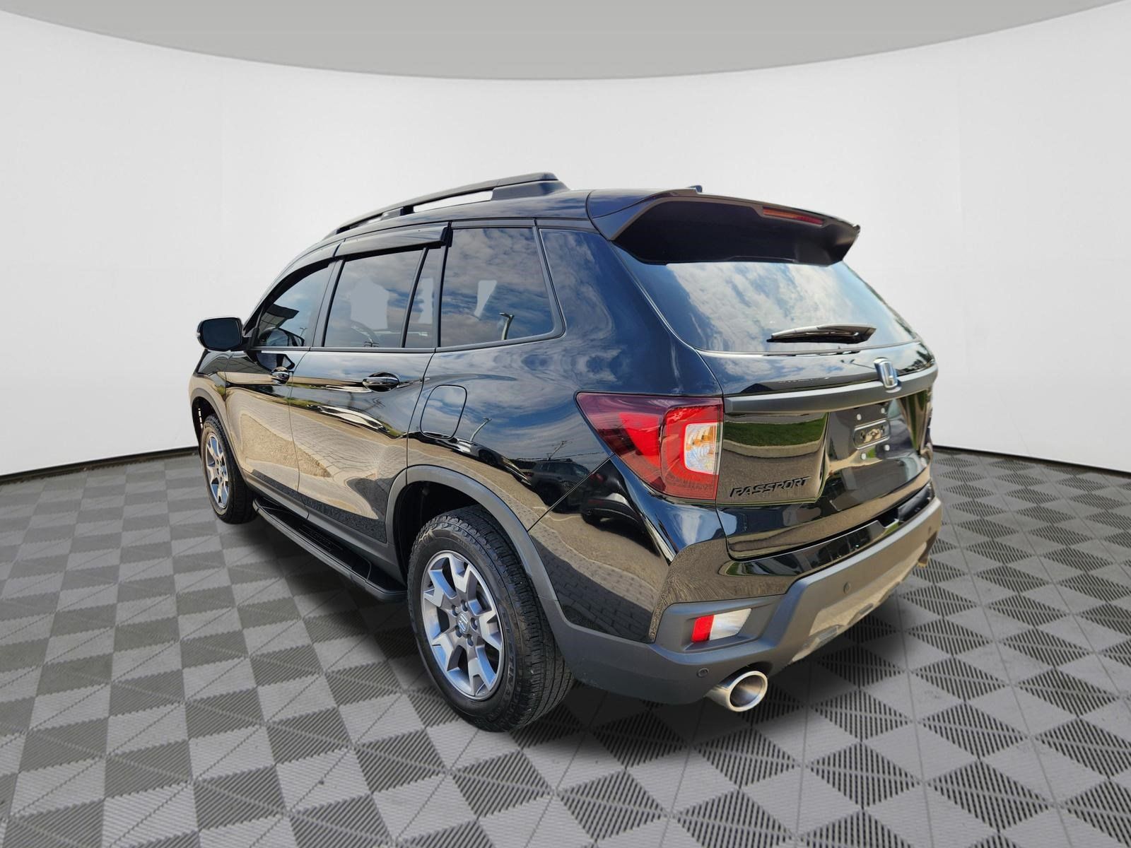 Used 2023 Honda Passport TrailSport image 3