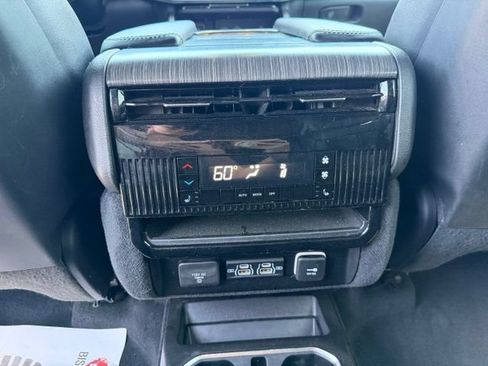 Used 2023 Jeep Wagoneer L Series III w/ Premium Group I AWD/4WD image 24