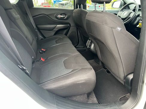 Used 2019 Jeep Cherokee Latitude w/ Popular Appearance Group AWD/4WD image 18