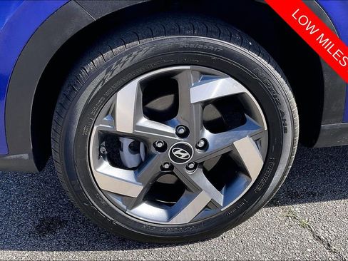 Used 2025 Hyundai Venue Limited FWD image 8