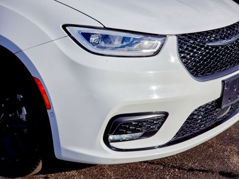 Used 2025 Chrysler Pacifica Limited image 8