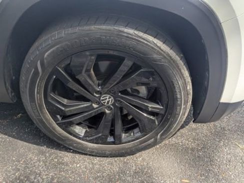 Used 2023 Volkswagen Atlas SE w/ Panoramic Sunroof Package image 11