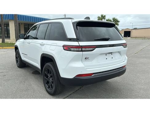 New 2026 Jeep Grand Cherokee Altitude RWD image 4
