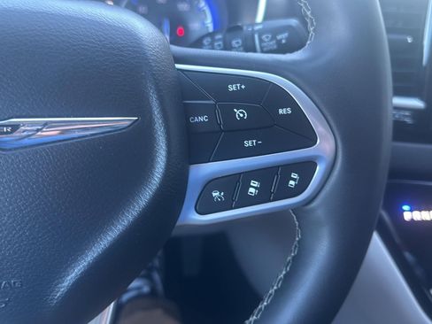 Used 2024 Chrysler Pacifica Touring-L image 22