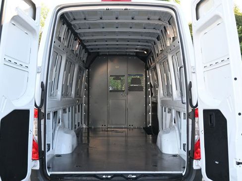 Used 2025 Mercedes-Benz Sprinter 2500 image 9