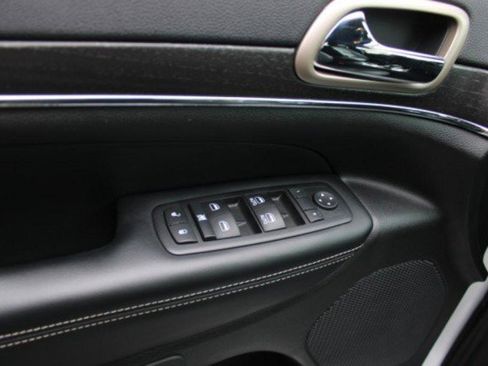 Used 2017 Jeep Grand Cherokee Limited image 23
