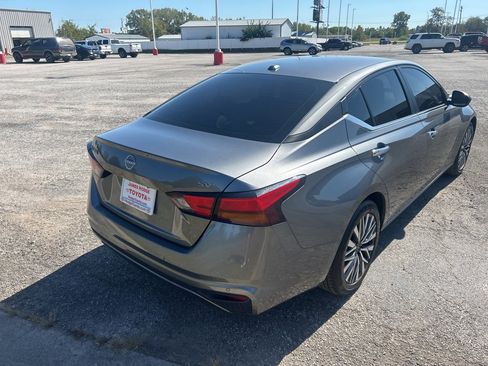 Used 2024 Nissan Altima 2.5 SV image 6
