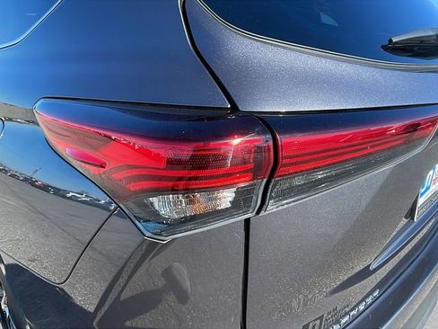 Used 2023 Toyota Highlander XLE image 10