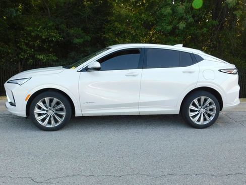 Used 2025 Buick Envista Sport Touring FWD image 2