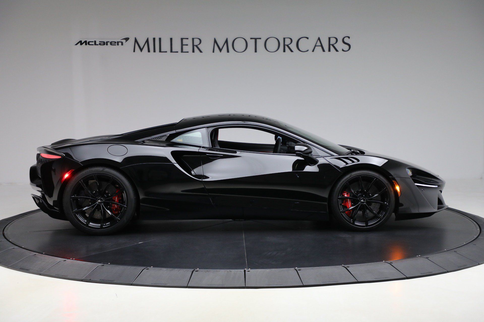 Used 2024 McLaren Artura RWD image 9