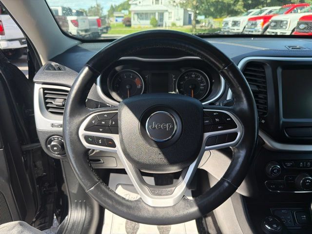 Used 2018 Jeep Cherokee Latitude Plus w/ Cold Weather Group AWD/4WD image 24