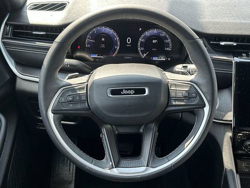 Used 2024 Jeep Grand Cherokee Laredo w/ Luxury Tech Group I AWD/4WD image 19