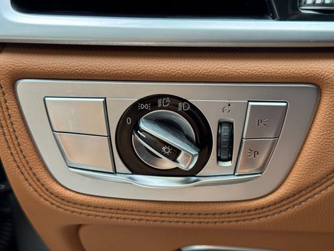 Used 2020 BMW 750i xDrive w/ Autobahn Package AWD/4WD image 19
