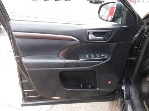 Used 2015 Toyota Highlander Limited Platinum AWD/4WD image 31