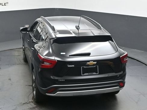 Used 2025 Chevrolet Trax LT FWD image 57