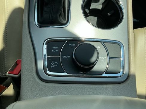 Used 2021 Jeep Grand Cherokee Limited AWD/4WD image 24