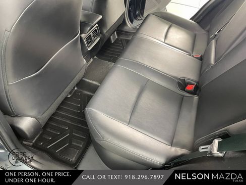 Used 2023 Toyota Venza XLE image 40